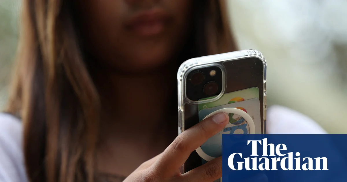 Social media time does not increase teenagers’ mental health problems – study | Social media