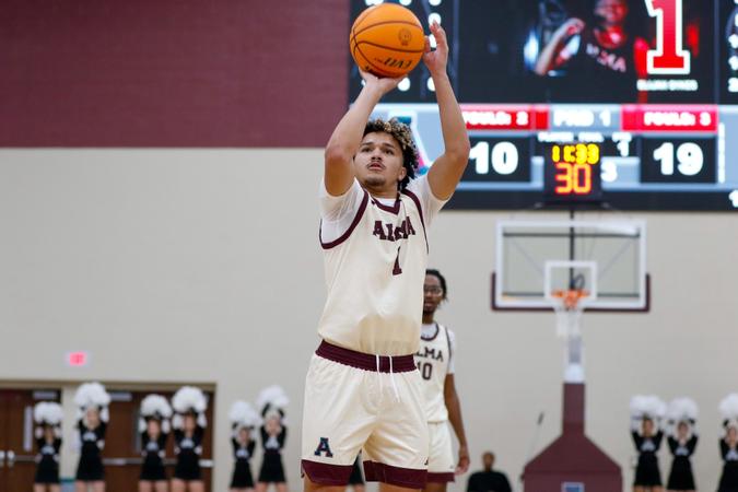 Men's Basketball Narrowly Defeated in Dramatic Contest with the Comets