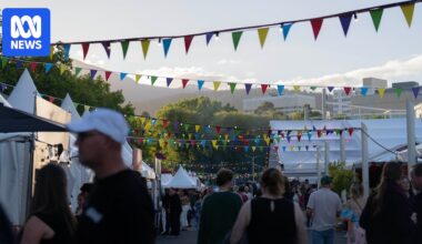 Tasmanian Liberals share, then delete image of two Labor MPs at Taste of Summer festival
