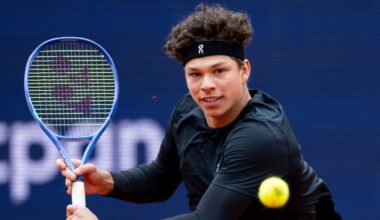 Giron beats rain, Shelton waits in delayed Auckland quarters