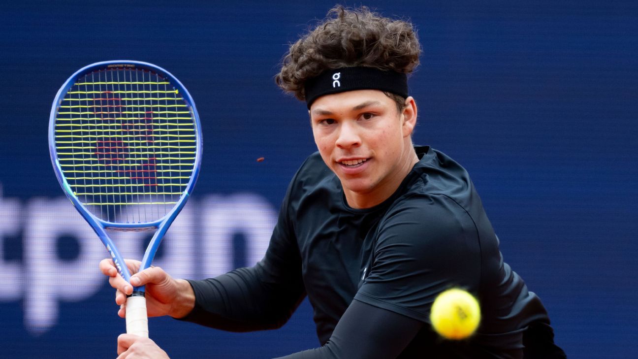 Giron beats rain, Shelton waits in delayed Auckland quarters