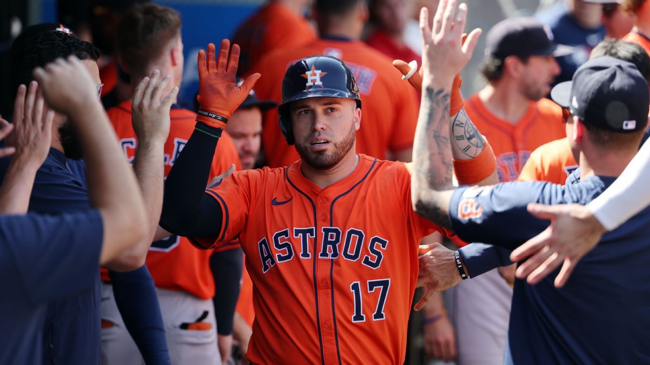 Twins add catcher Victor Caratini on 2-year deal, source says