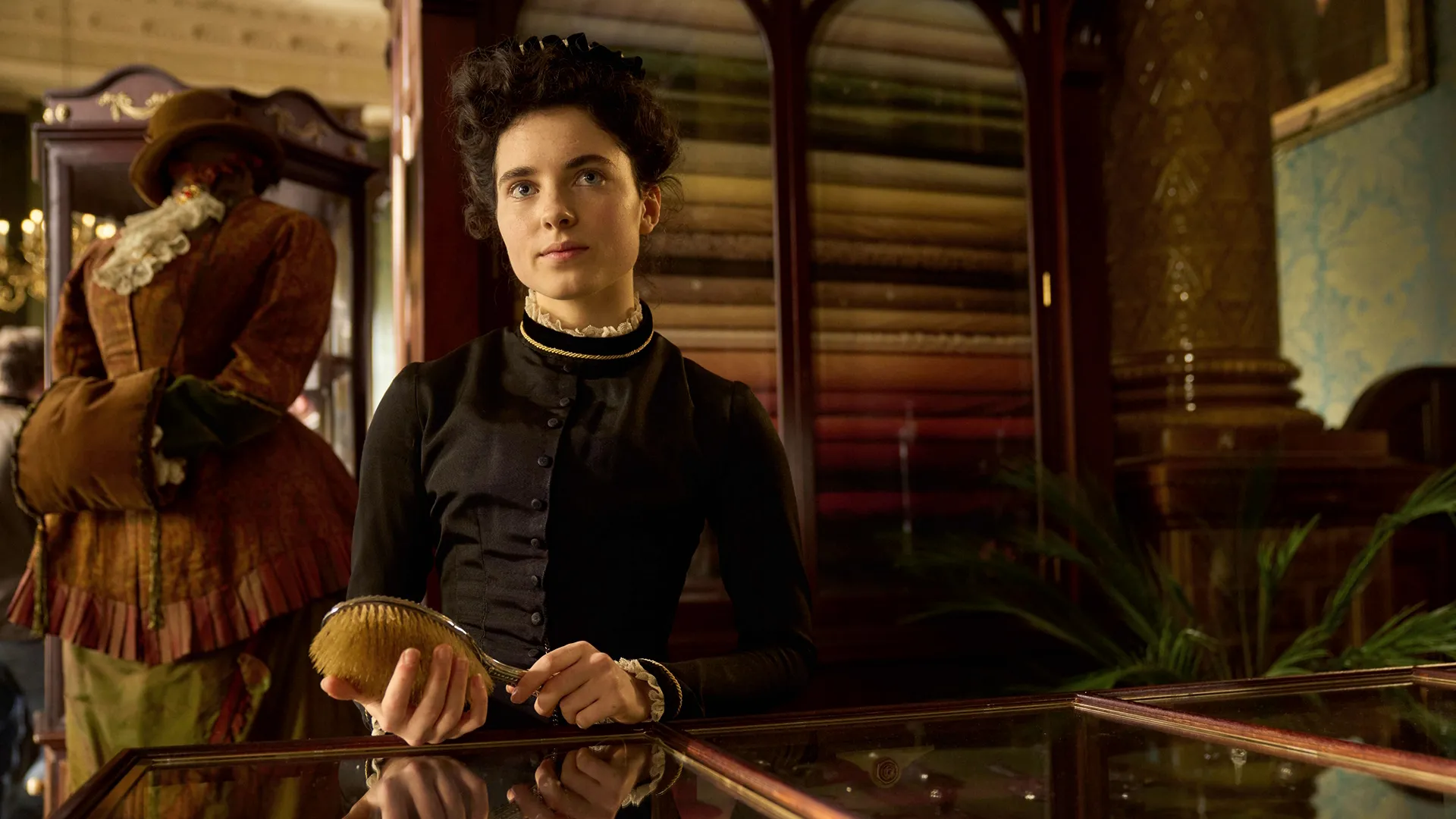 This moment is from the Disney+ and Hulu original series A Thousand Blows, featuring actress Erin Doherty as the character Mary Carr, the leader of the all-female Forty Elephants gang. 