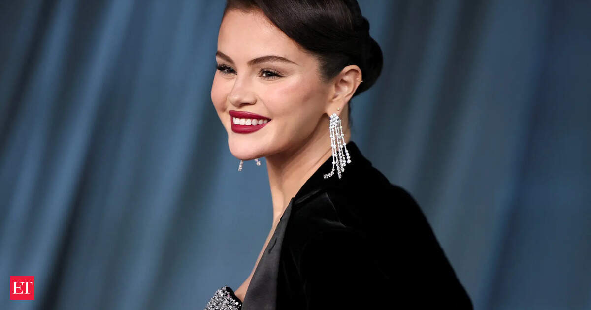 Selena Gomez: Quote of the day by Selena Gomez: “I realize everybody wants what they don’t have. But at the end of the day, what you have inside is much more beautiful than what’s on the outside.”