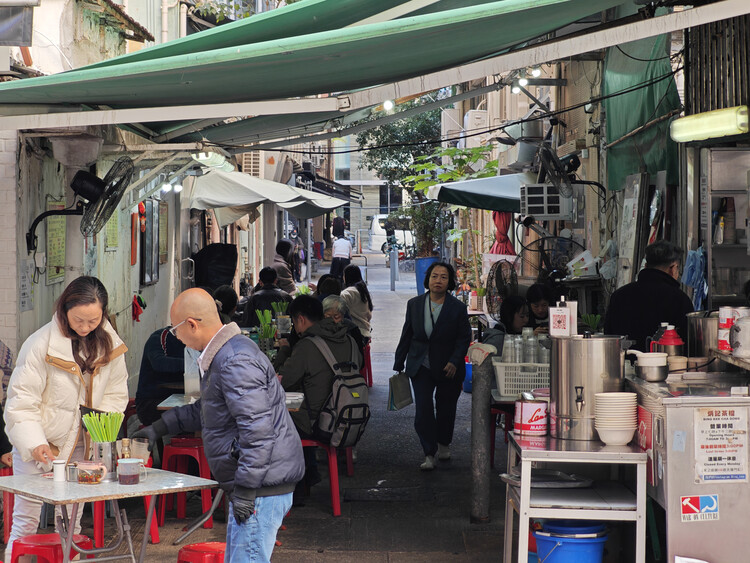 Urban Banquet at the Curb: Hong Kong’s Third-Space Dining - Image 2 of 12