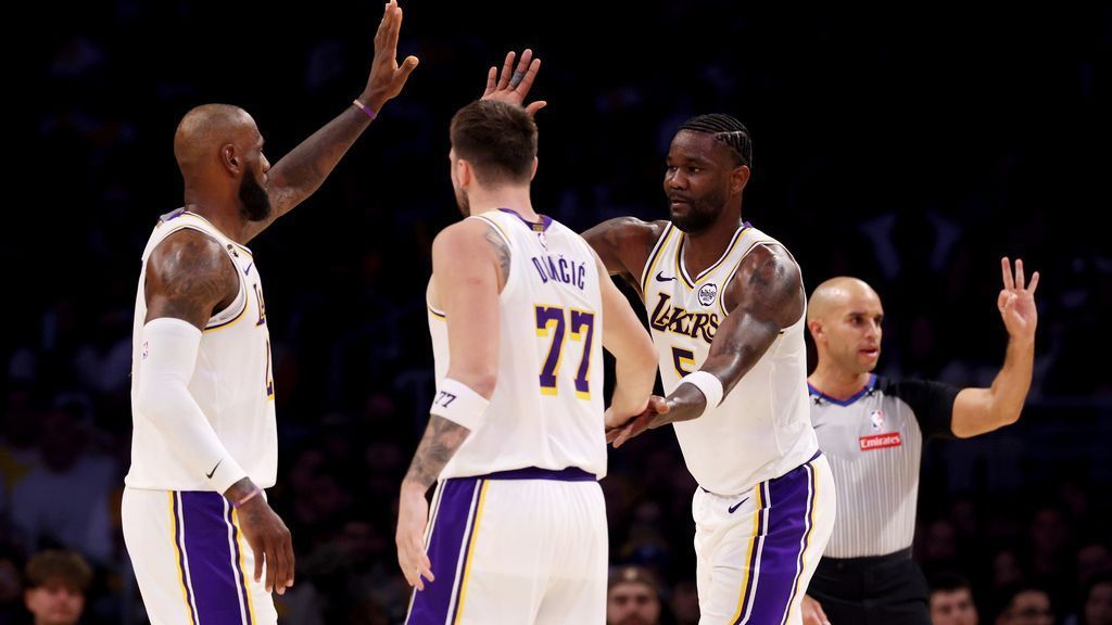 Deandre Ayton's perfect night keys Lakers win over Raptors