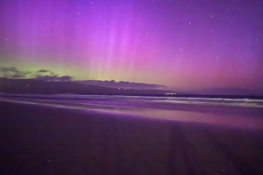 Amateur photographer 'gets lucky' as aurora lights up SA's skies - News
