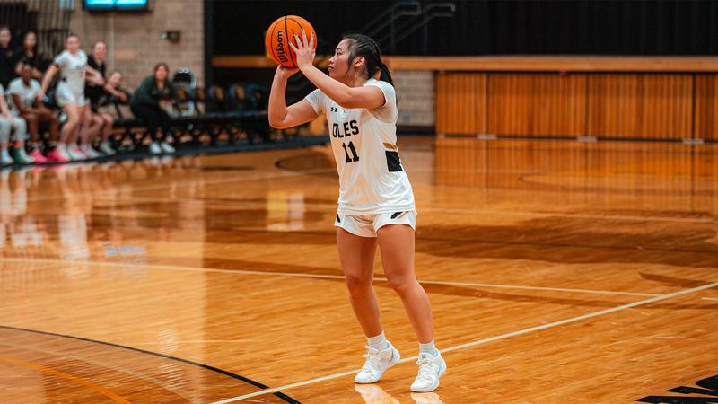 Brandenstein scores 17 for women's basketball in road loss to Saint Mary's