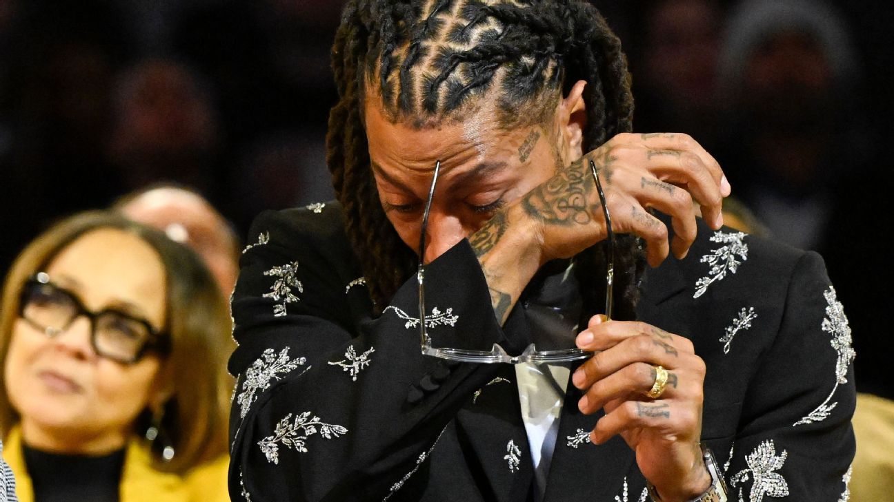 Chicago Bulls retire Derrick Rose's No. 1 jersey after win