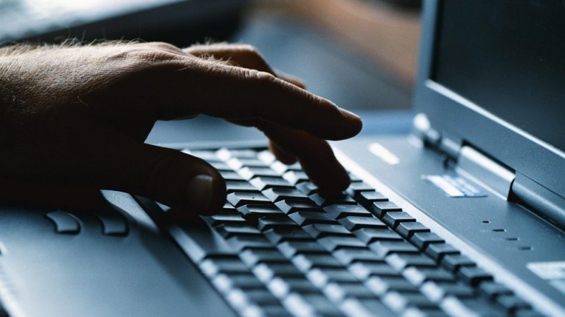 Employee sacked for failing to return to office, despite contract allowing WFH