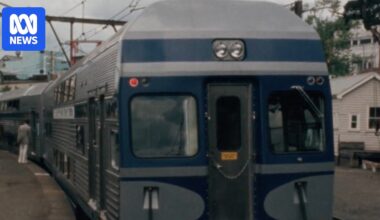 NSW V-Set passenger train makes its last stops giving enthusiasts a chance to say goodbye