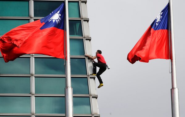 Rock climber Alex Honnold, of the U.S., performs a free solo climb of the Taipei 101 skyscraper in Taipei, Taiwan, Sunday, Jan. 25. 2026. (AP Photo/Chiang Ying-ying, File)