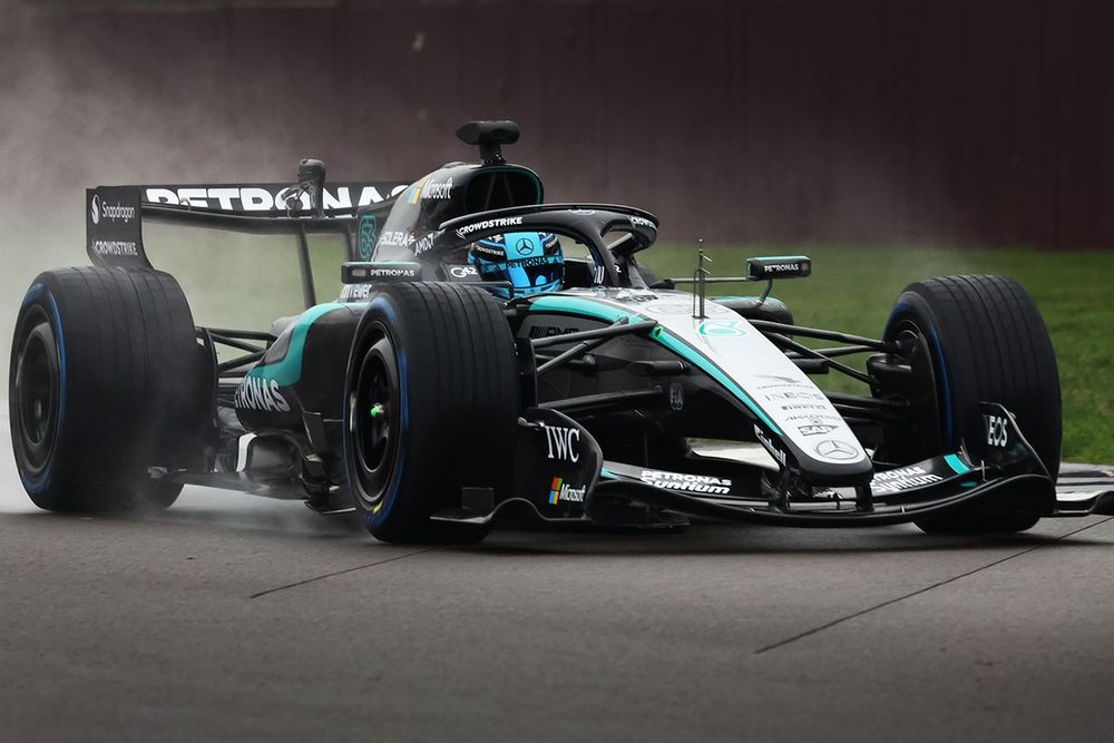 Het gat in de diffuser is bij Mercedes duidelijk te zien, onder de Petronas-reclame op de sidepod