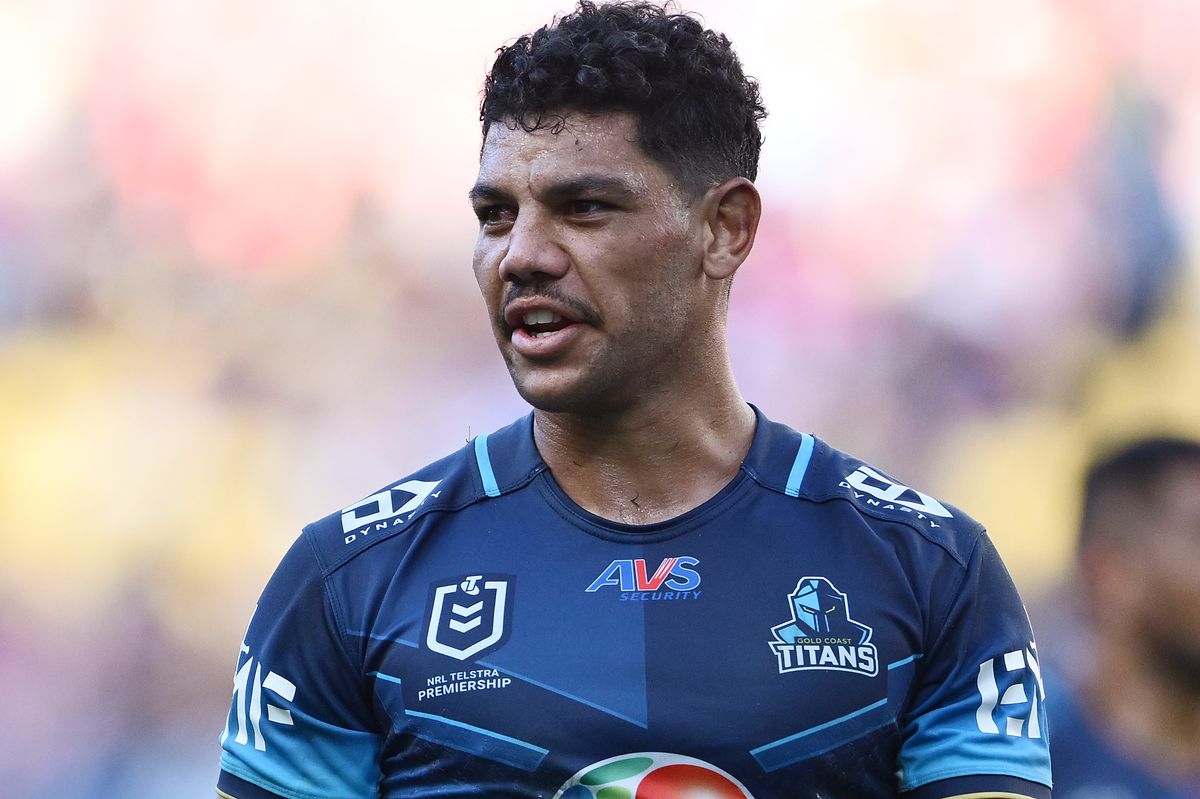 Super League-linked Brian Kelly has signed a new NRL deal.