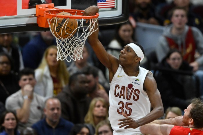 Nae'Qwan Tomlin dunks the ball.