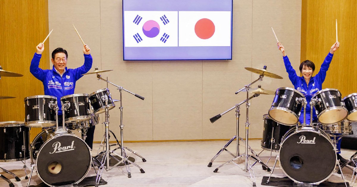Japanese and South Korean leaders jam to K-pop hits at a summit