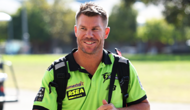 Ageless Warner to play on past 40 with Sydney Thunder