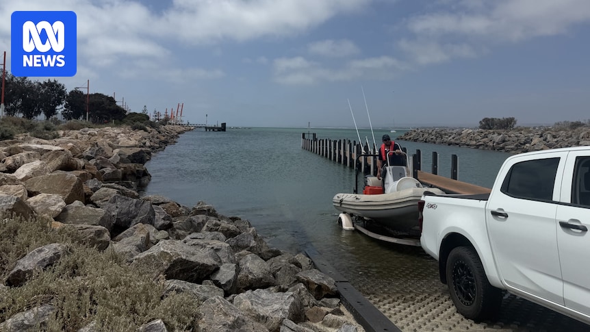 Geraldton man found floating off coast after WA police discover empty boat