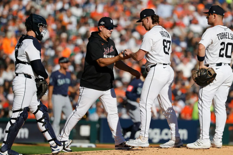 Oct 8, 2025; Detroit, Michigan, USA; Detroit Tigers manager A.J. Hinch (14) removes pitcher Tyler Holton (87) from the game in the fourth inning against the Seattle Mariners during game four of the ALDS round for the 2025 MLB playoffs at Comerica Park. Mandatory Credit: Rick Osentoski-Imagn Images