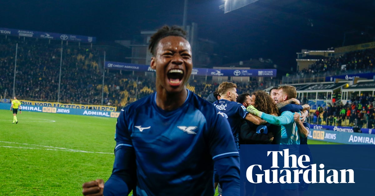 Which football teams have scored after being reduced to eight players? | Soccer