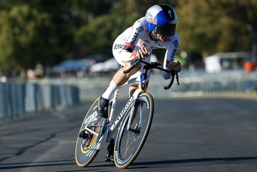 Finn Fisher Black rides