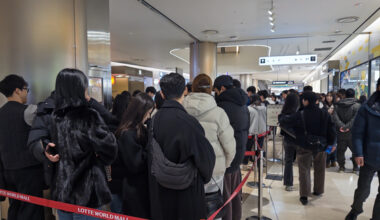 Customers queue for Dubai chewy waffles at the Lotte Jamsil in Southern Seoul on Jan. 18 [CHO YONG-JUN]