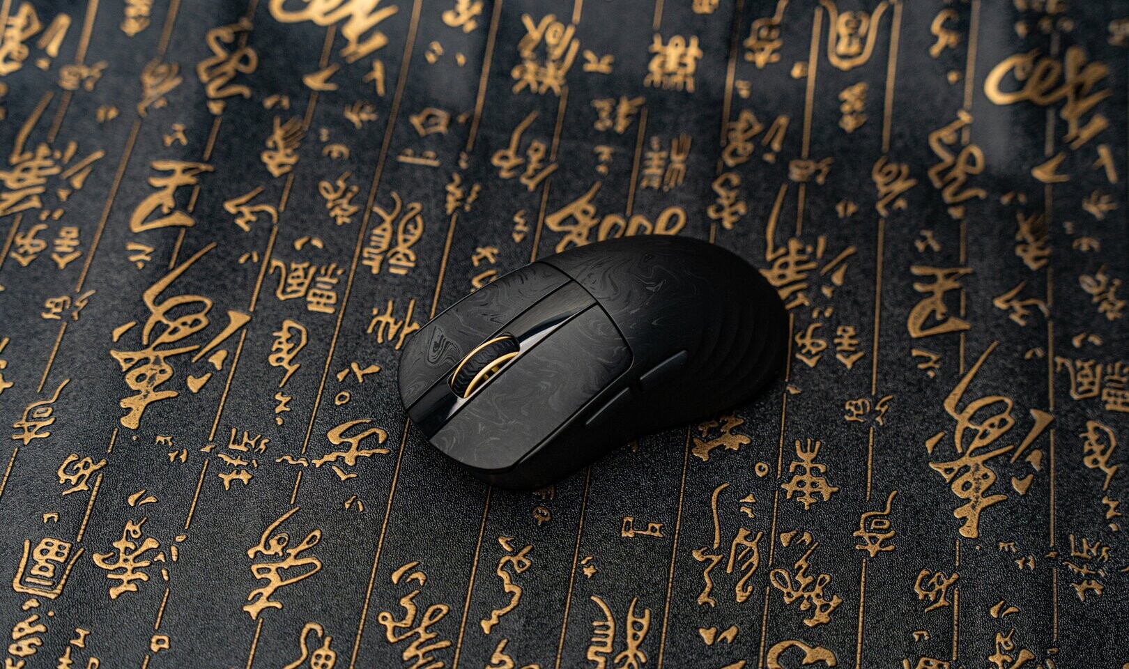 Epomaker Reveals Carbonis Gaming Mouse With PAW 3950 Sensor, LCD, and Online Driver