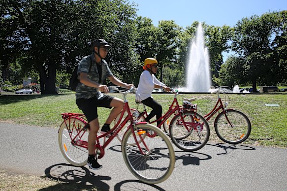 Tracing the Yarra on two wheels … Kings Domain.