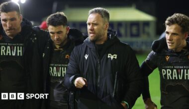 Mark Jones talking to his Ospreys squad