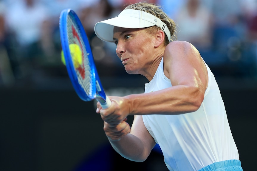 Maddison Inglis plays a backhand against Iga Swiatek at the Australian Open.