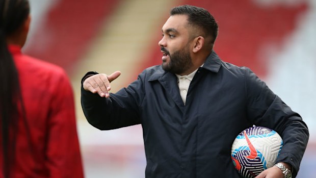 Former Sheffield United Women's Manager, Jonathan Morgan talks with his players.