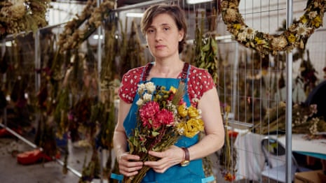 How an artist is transforming three tonnes of flowers to memorialise the Bondi victims – video