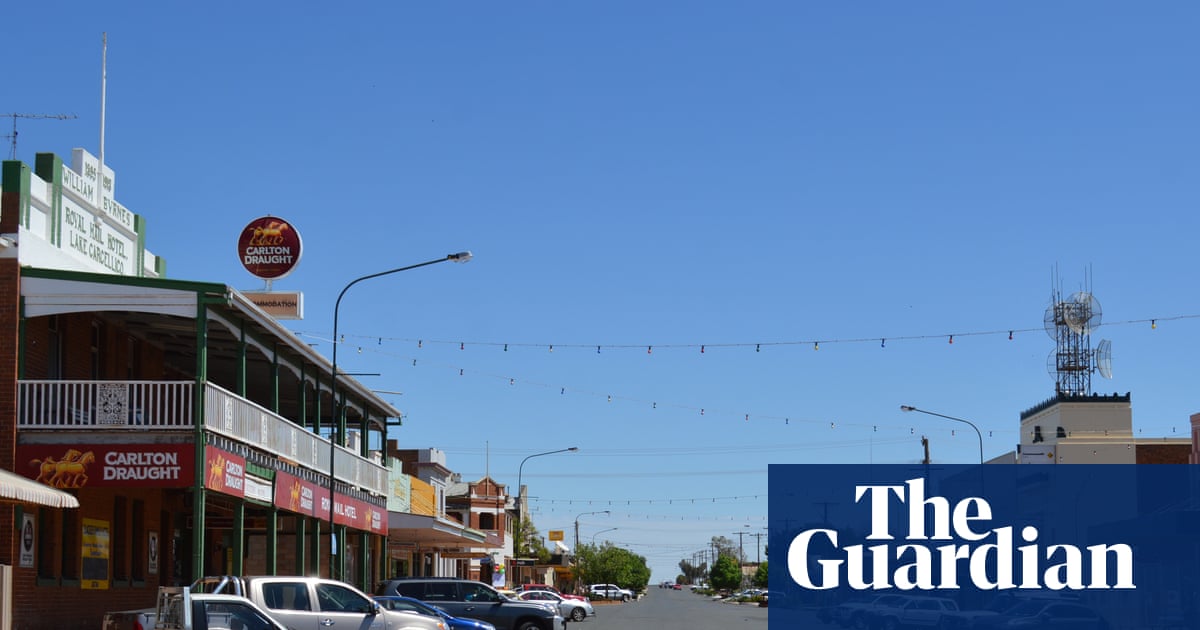 Three people dead and gunman on the run after shooting in NSW town | New South Wales