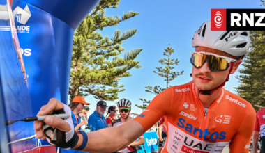 Cyclist Jay Vine recovers from kangaroo collision to win Tour