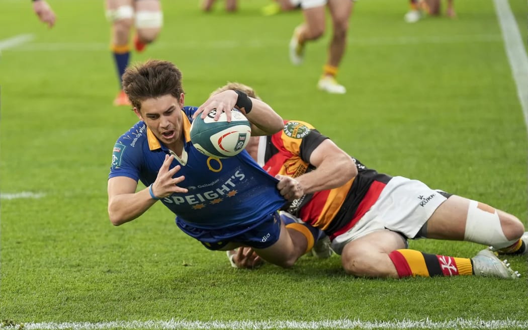 Dylan Pledger scores for Otago.