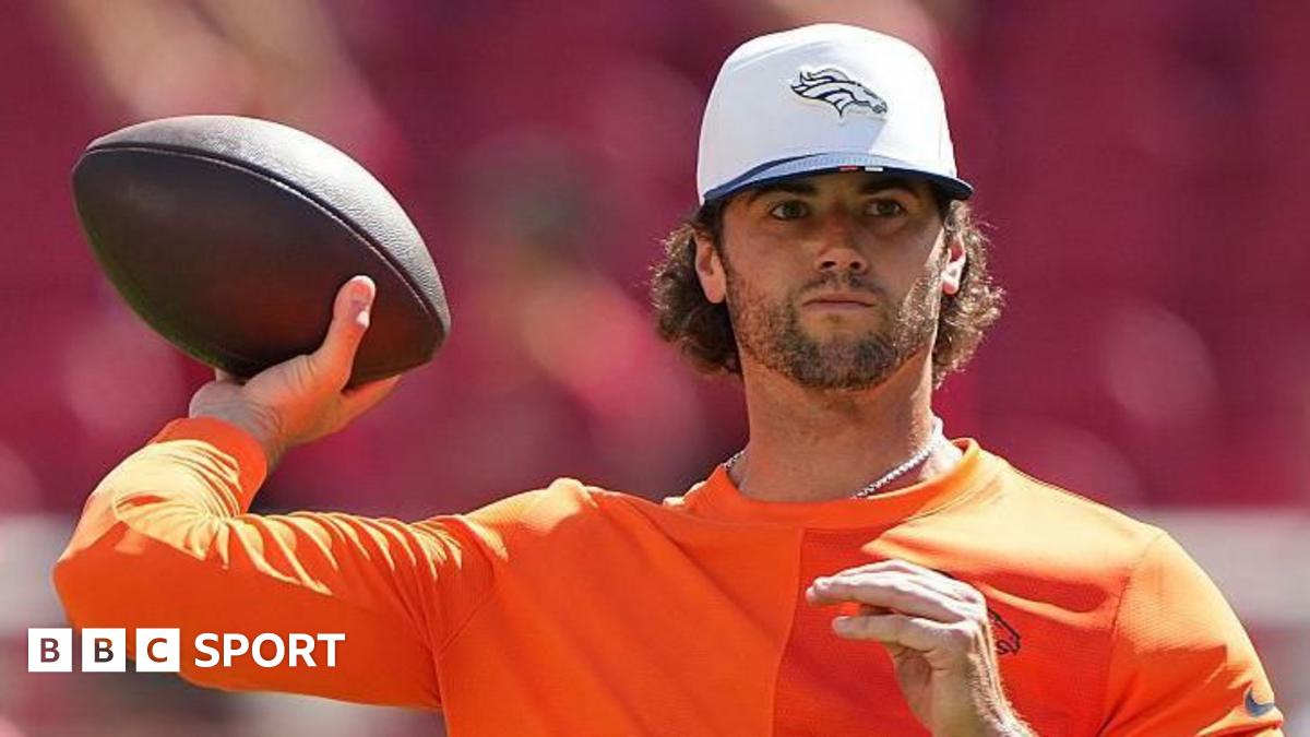 New England Patriots quarterbacks Tom Brady and Jarrett Stidham warm up during the 2019 season