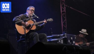 John Williamson takes his final bow at the Tamworth Country Music Festival