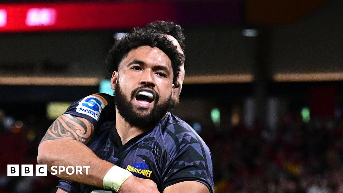 Fehi Fineanganofo celebrates for the Hurricanes