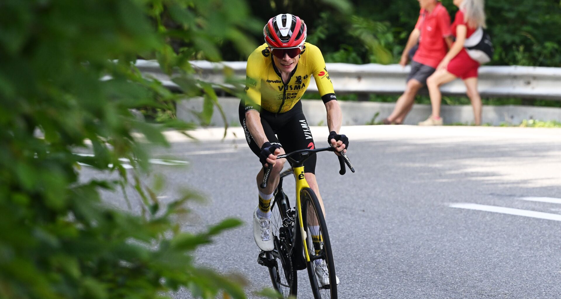 Jonas Vingegaard crashes during training ride after being followed by amateur rider