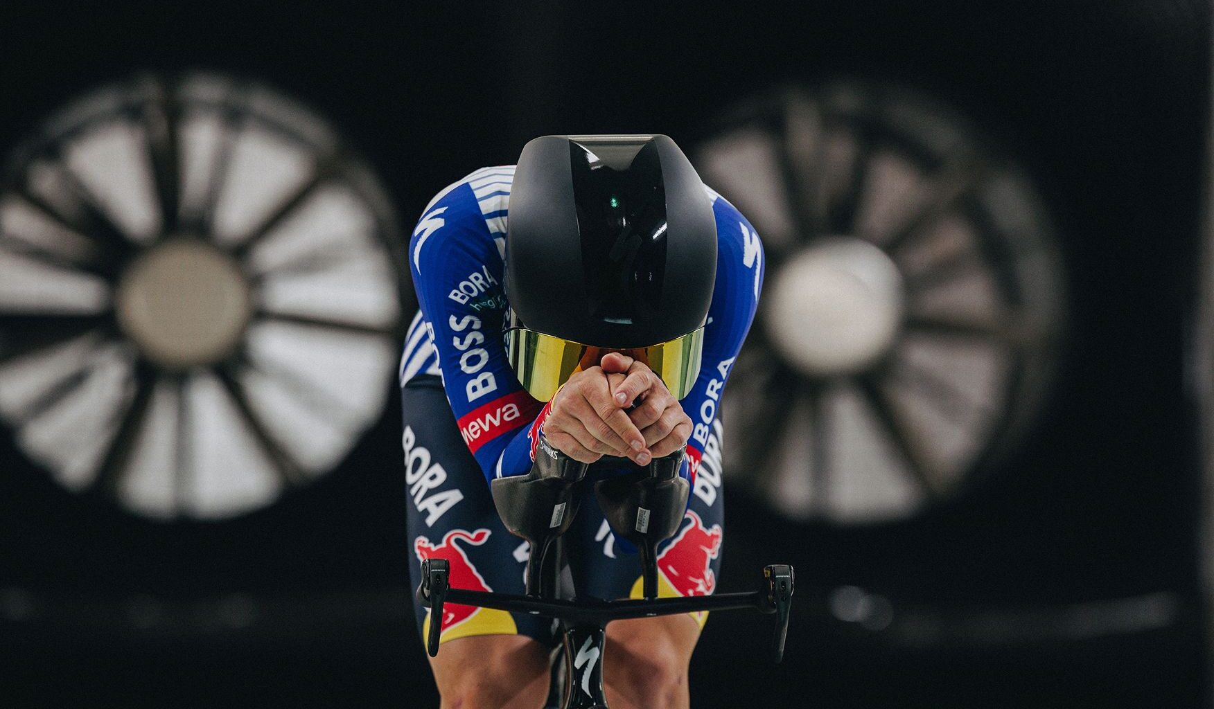 Remco on a bike in the 'wintunnel' at Specialized