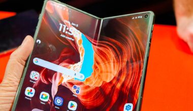 I love flip phones, but the Motorola Razr Fold and Samsung Galaxy Z TriFold are both tempting me to switch to book-style foldables, and for very different reasons