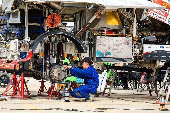 #608 Hino Team Sugawara Hino: Teruhito Sugawara, Hirokazu Somemiya, Yuji Mochizuki