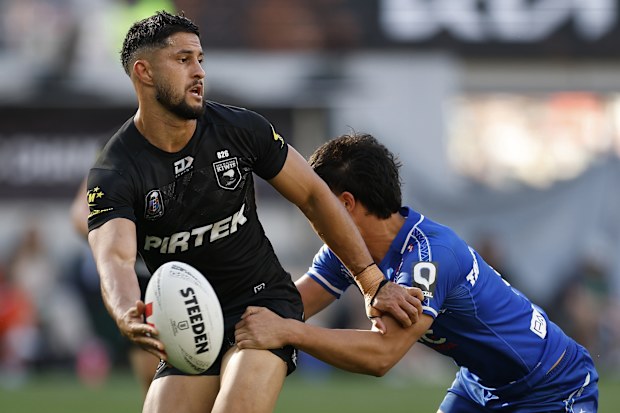 SYDNEY, AUSTRALIA - NOVEMBER 09: Dylan Brown of the Kiwis offloads the ball to Isaiah Papalii of the Kiwis to score a try during the Men's Pacific Championships Final match between New Zealand Kiwis and Toa Samoa at CommBank Stadium on November 09, 2025 in Sydney, Australia. (Photo by Darrian Traynor/Getty Images)