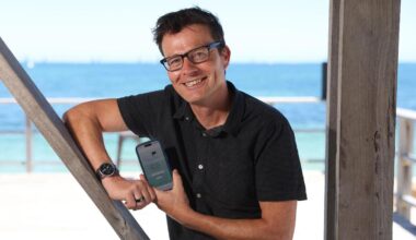 Therapy chatbot created for Perth university students as experts sound alarm on use of generic AI for support