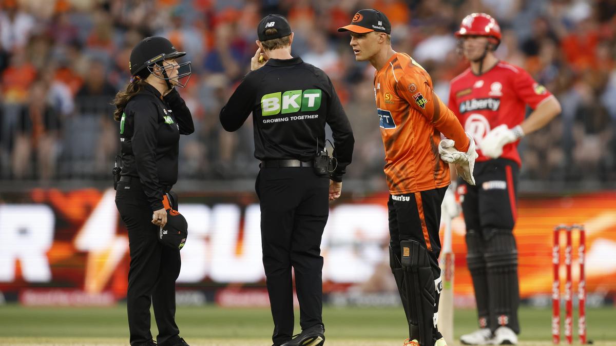 Big Bash League: Perth Scorchers fall to last-ball six after unfair catch review controversy