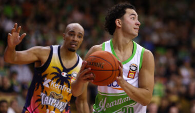 Phoenix hit 21 threes to sink Taipans