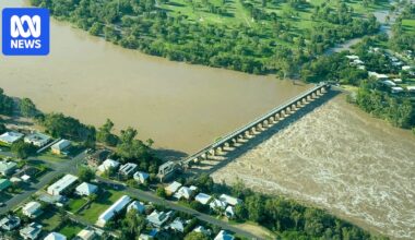 Rockhampton residents urged to avoid floodwaters as Fitzroy River approaches peak