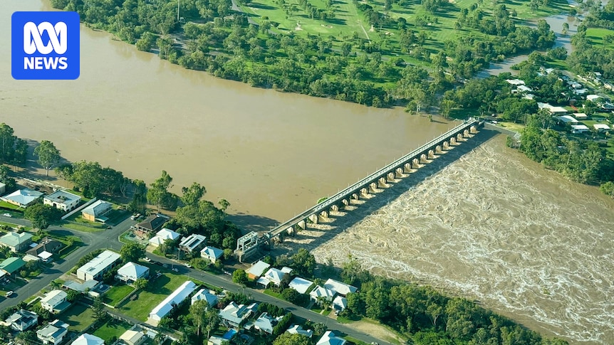 Rockhampton residents urged to avoid floodwaters as Fitzroy River approaches peak