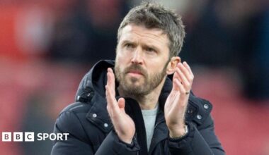 Michael Carrick claps his hands