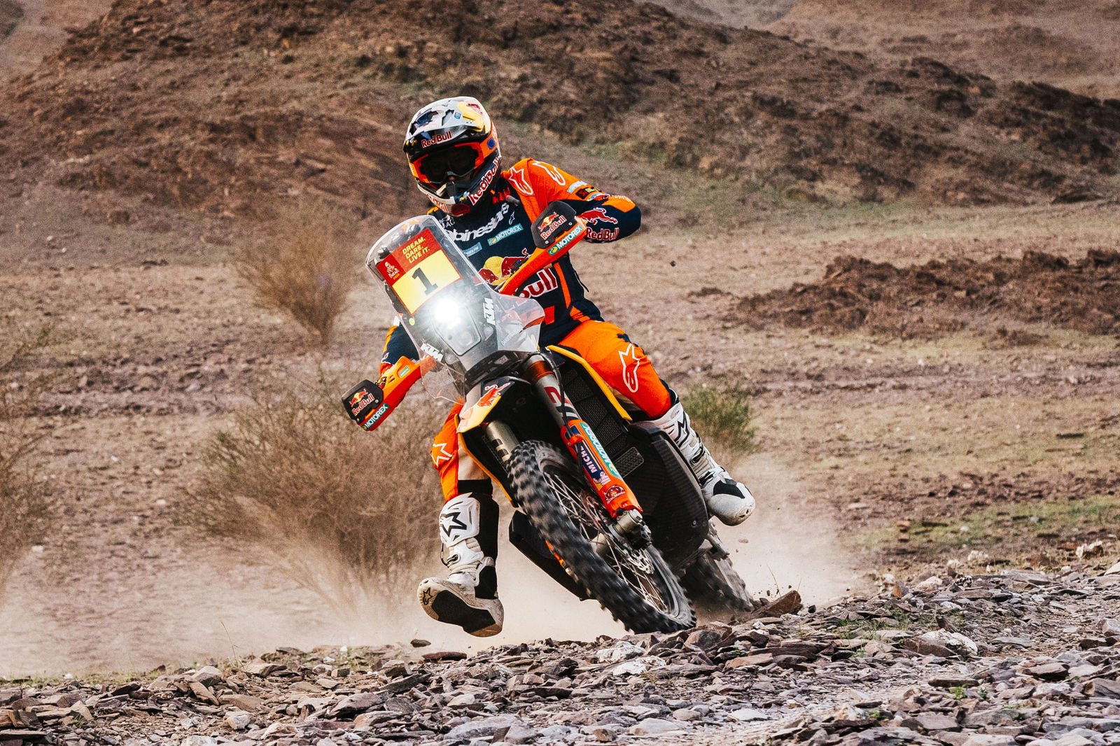‘Chucky’ Sanders strikes back to take Dakar lead